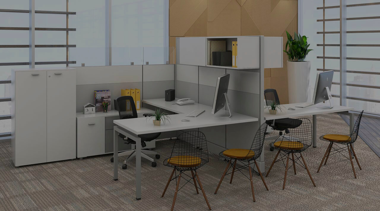 Oficina con paneles, escritorios y mesas modernas en chile.